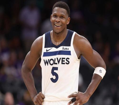 足球中超多名老将宣布退役，时代落幕（中超多位老将相继挂靴，一个时代谢幕）