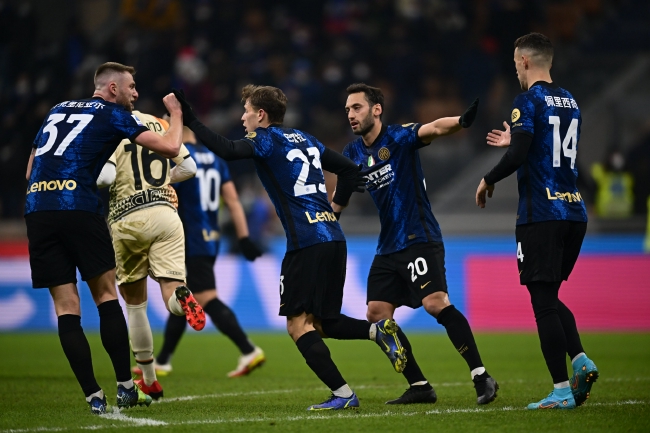 欧文突破防守助攻制胜（欧文突破重围送出致胜助攻）