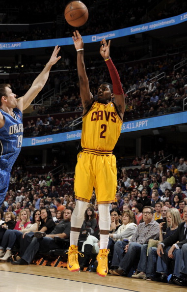 湖人美女球迷凭借火辣身材迅速走红网络！还被现场摄影师偷拍（湖人女球迷因惹火身材火速爆红网络，现场摄影师频频抓拍）