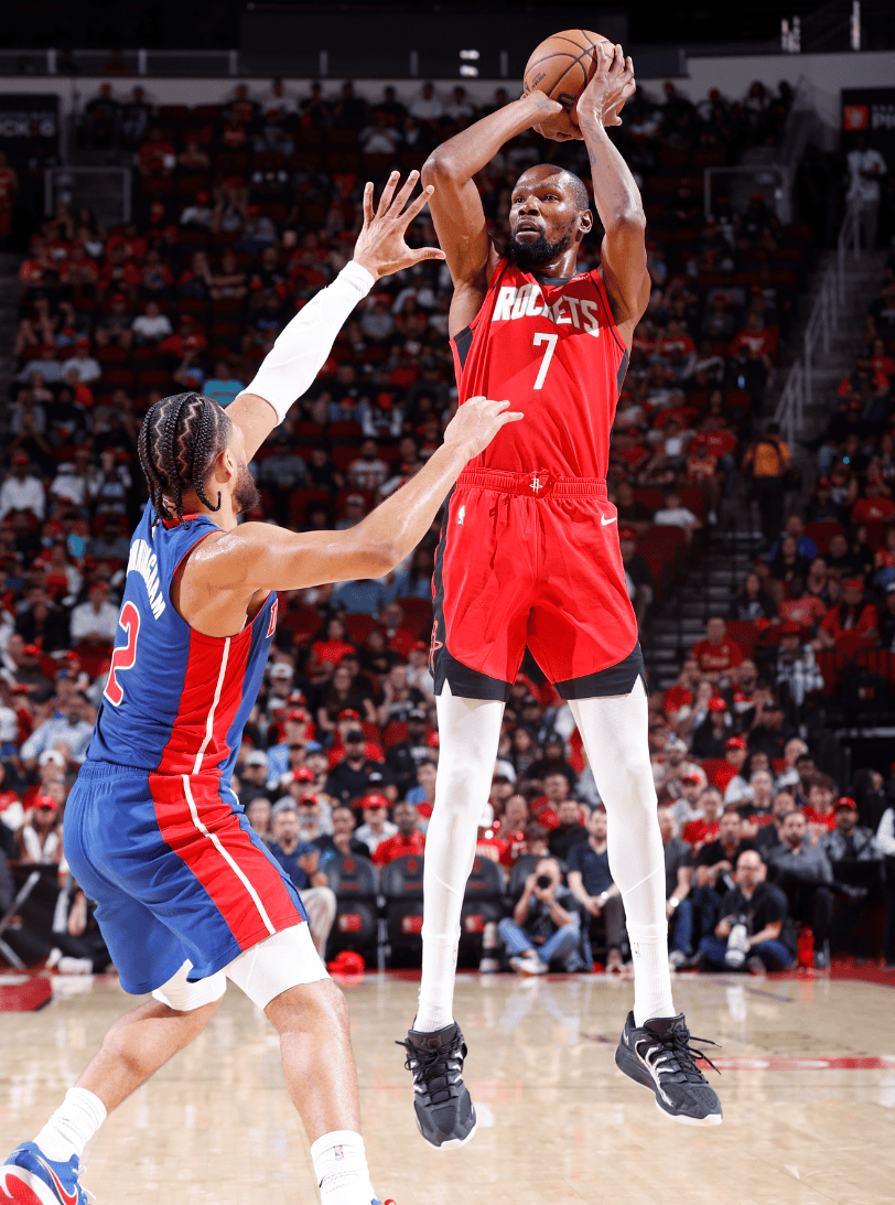 远在迈阿密心系罗马，托蒂和坎德拉用手机观看老东家焦点大战（身在迈阿密心在罗马，托蒂与坎德拉拿手机观看老东家焦点战）