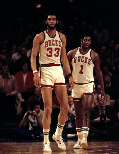 希望没事啊！浓眉右腿不适 目前已返回更衣室（希望无大碍！浓眉右腿不适，已返回更衣室）