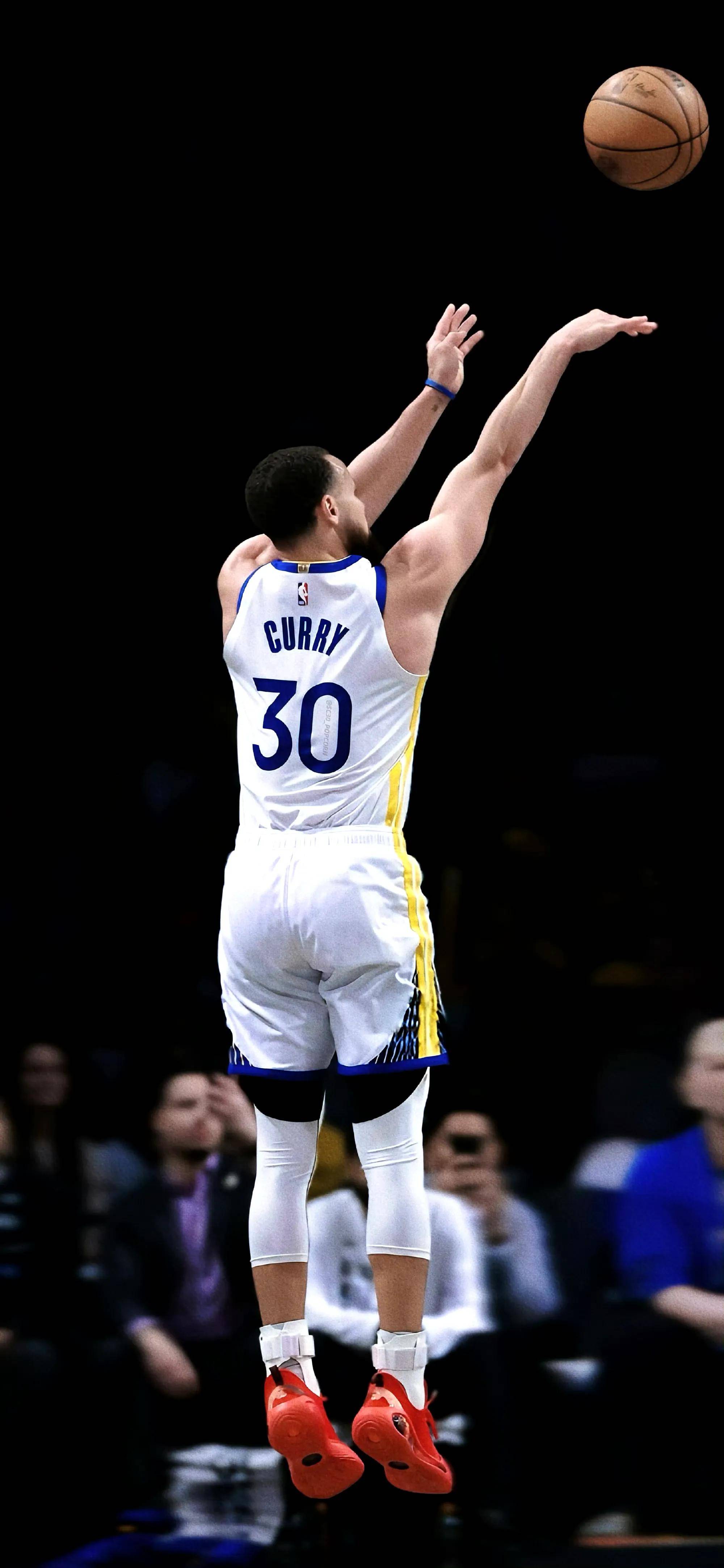 阿贾克斯客场4-2卡拉巴赫，格洛赫双响，多尔贝格、加埃建功（阿贾克斯客场4-2击退卡拉巴赫：格洛赫梅开二度，多尔贝格、加埃破门）