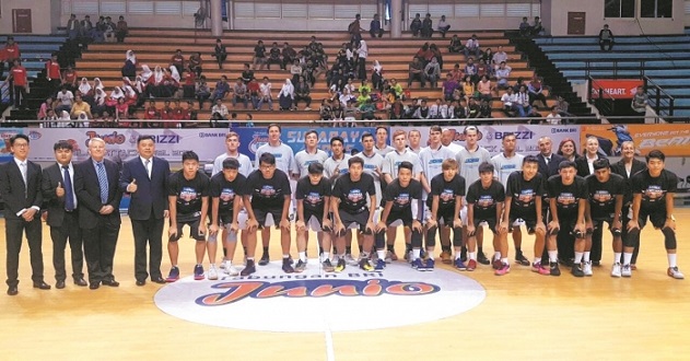 莱奥头发被拽找阿切尔比理论，后者：敢再指我就掰断你手指头（头发被拽后莱奥上前质问阿切尔比，后者警告：再指我就掰断你手指）