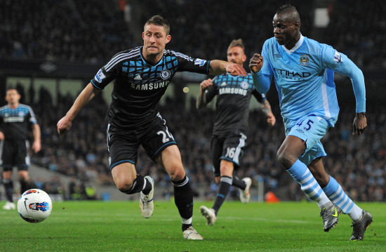 老将的作用！霍福德篮下送单臂大帽 随后快攻助攻巴特勒双手暴扣（老将风范！霍福德篮下单臂大帽，快攻助巴特勒双手暴扣）