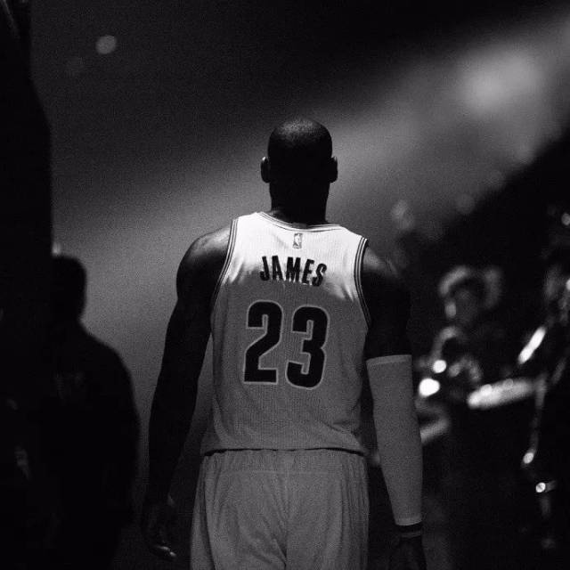 镜报：麦克托米奈上赛季意甲收官战亲签球衣成交价超2.4万欧（镜报称：麦克托米奈上赛季意甲末轮亲签球衣拍卖价超2.4万欧）