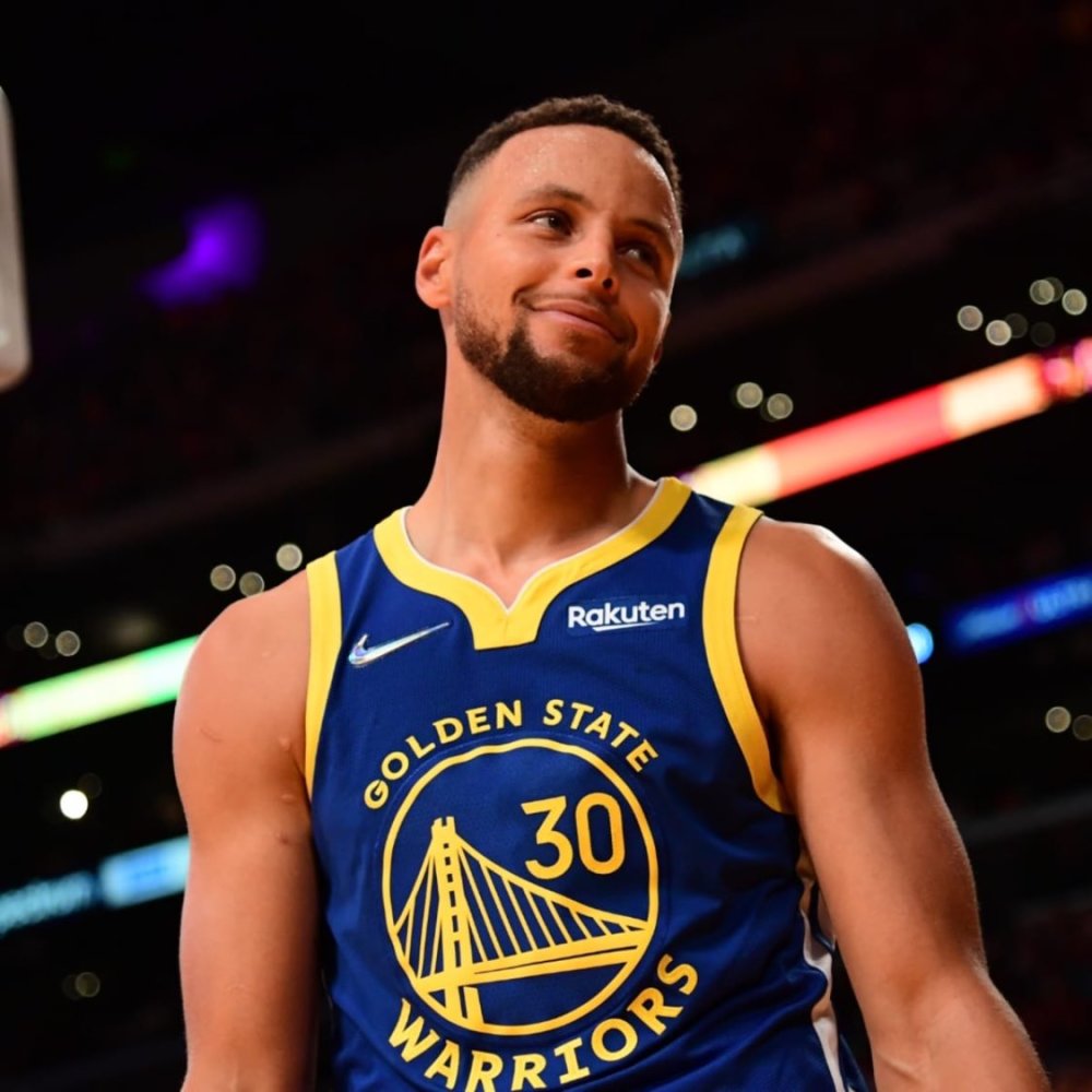 他是全场最耀眼的那个人（全场焦点尽在他一人）