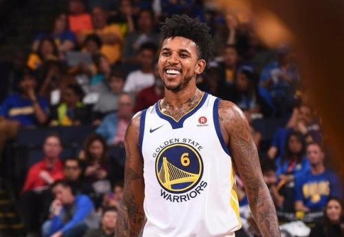 东契奇突破防线，展现惊人转身技巧（东契奇强势突破防线，转身技惊四座）