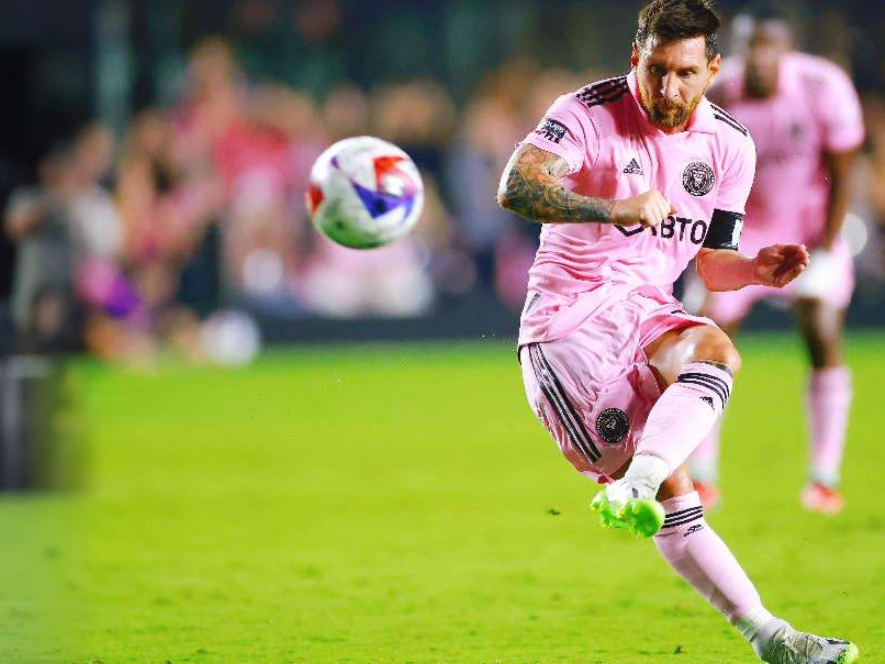 李帅与海港球迷同庆：尊敬的四星球迷，冠军是我们一起拿到的（李帅与海港球迷同庆：致敬四星球迷，冠军属于我们所有人）