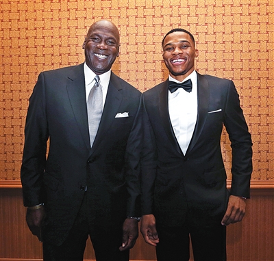 领取巴萨队史最受喜爱球员奖，梅西：巴塞罗那是我的家（梅西当选巴萨史上最受喜爱球员：巴塞罗那永远是我家）